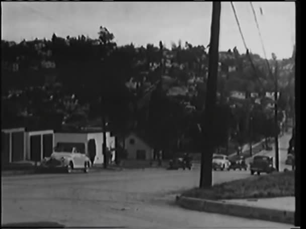 Taksi Ile Birlikte 1940 Larda Yaklaşan Araba — Stok video