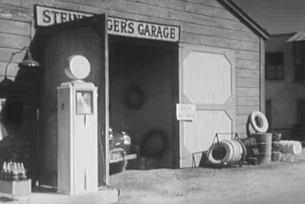 Osobę Jazdy Kombi Pozostawiając Garażu Małym Miasteczku 1940 Roku — Wideo stockowe