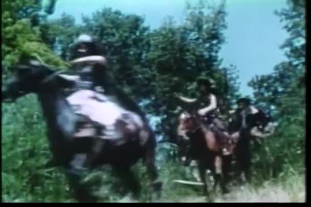 Варвары Лошадях Бегут Полю — стоковое видео