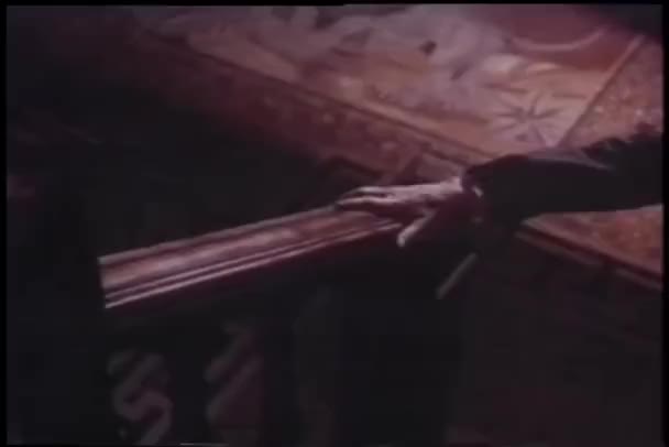 Μεσαίο Πλάνο Του Χέρι Που Κρατά Bannister Περπατώντας Αργά Σκάλα — Αρχείο Βίντεο