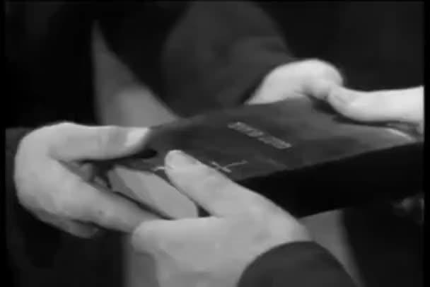 交换一本圣经的手的特写 — 图库视频影像