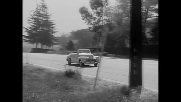車が停止する 1950 年代警察の車で道路に分割 — ストック動画