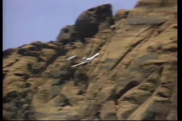 Aereo Elica Che Vola Attraverso Montagne — Video Stock