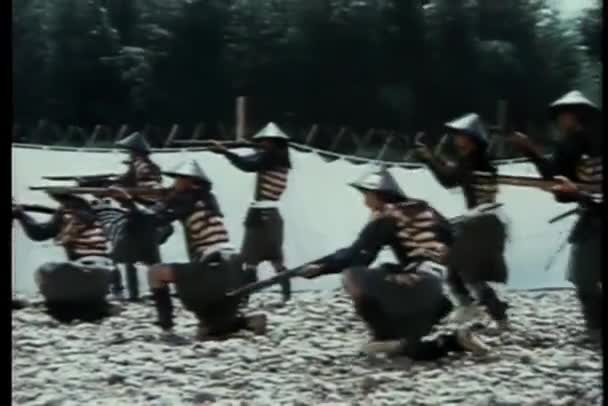 Ninjas Disparando Mosquetes Durante Práctica Tiro — Vídeos de Stock