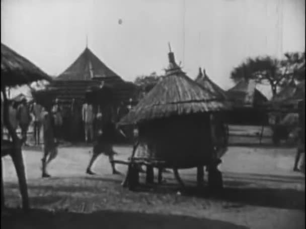 1940 Larda Köyün Yerlileri Ellerinde Eşyayla Geziyorlardı — Stok video
