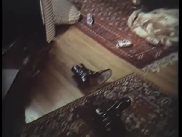 Ρούχα Και Δοχεία Που Σκορπίζονται Γύρω Από Σαλόνι Δεκαετία 1970 — Αρχείο Βίντεο