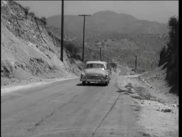 Conducción Coches Carretera Del País Tirando Gasolinera 1960 — Vídeo de stock