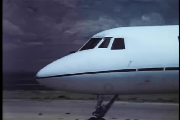 Primer Plano Del Avión Militar Girando Pista — Vídeos de Stock