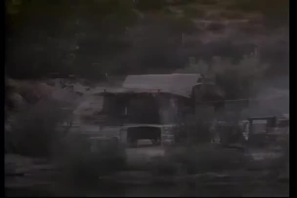 Bombe Explosant Sur Une Cabane Images Vintage — Video