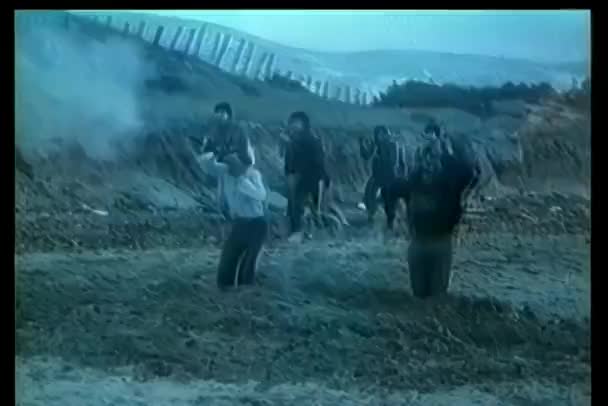 Guerilla Żołnierzy Wysadzony Powietrze Przez Miny Plaży — Wideo stockowe