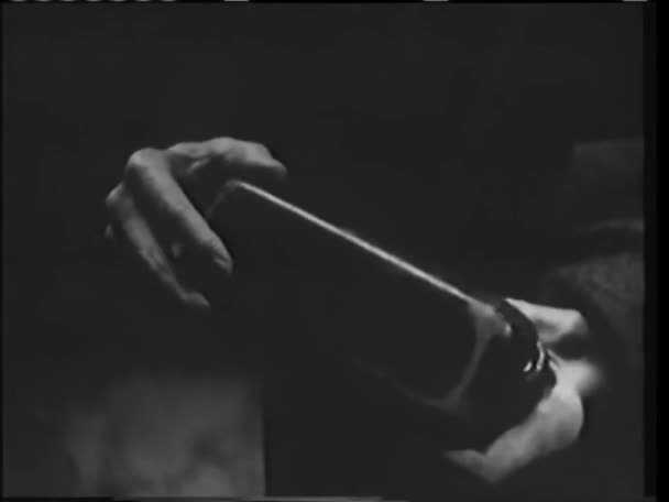 1940 Larda Cerrahi Araçlarıyla Kutusunu Açma Adam Orta Çekim — Stok video