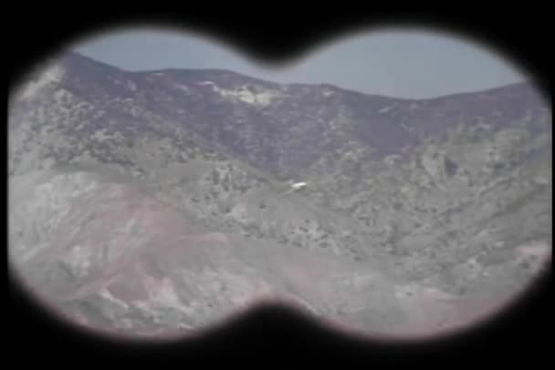 Vista Binocular Del Avión Militar Que Vuela Través Las Montañas — Vídeo de stock