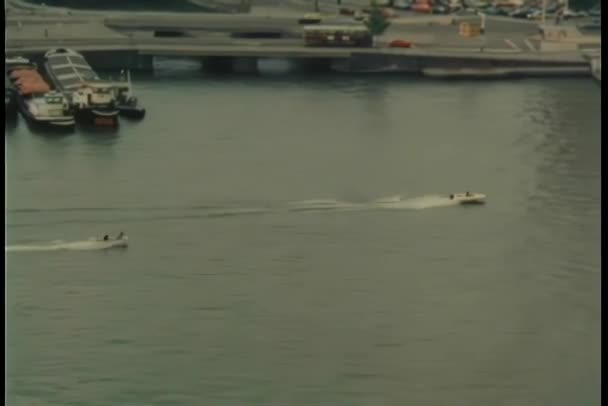 Pemandangan Udara Dua Perahu Motor Balap Air — Stok Video