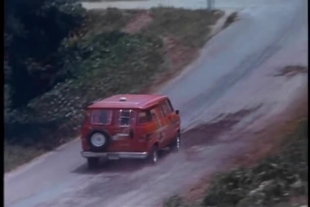 警车在乡村公路上追红范高角度视图 — 图库视频影像