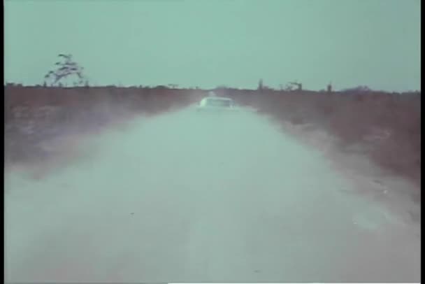 车在土路上追逐 — 图库视频影像