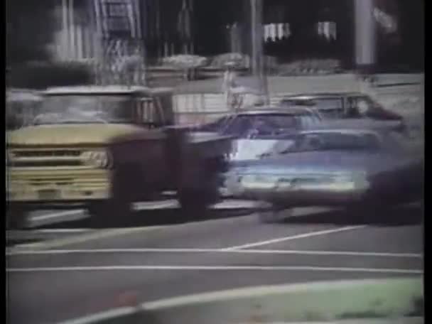 Sürüş Yolda Los Angeles 1970 Yıllarda Otomobil — Stok video