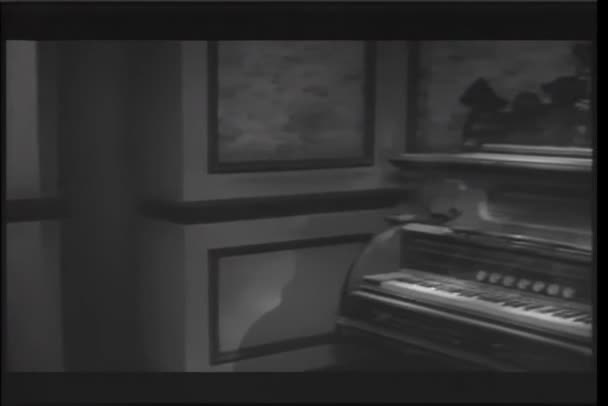 Panorering Till Antika Pianospel Spökhus — Stockvideo