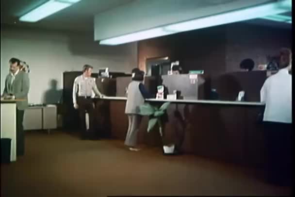 客户在银行交易窗口的全景 — 图库视频影像