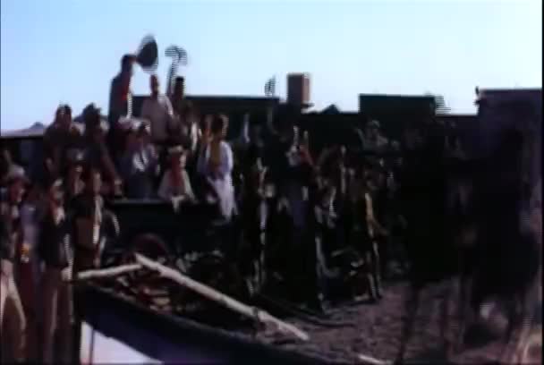 Davu Fandění Jezdci Koních Rodeo Show Roce 1960 — Stock video