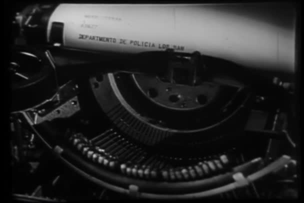 Relatório Polícia Tipagem Close Sobre Máquina Escrever — Vídeo de Stock