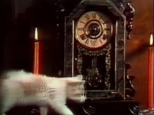Katze Bewegt Sich Bei Kerze Und Uhr — Stockvideo