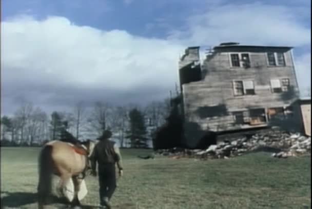 Homem Mulher Cavalo Caminhando Direção Casa Ruínas 1980 — Vídeo de Stock