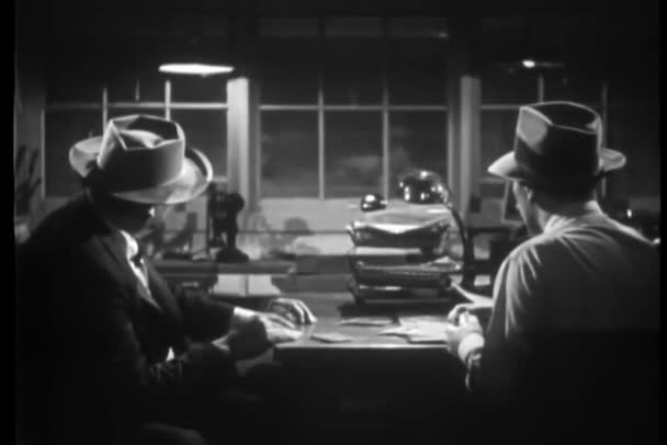 Dwóch Mężczyzn Patrząc Przez Okno Pociągiem Lat Czterdziestych Wieku — Wideo stockowe