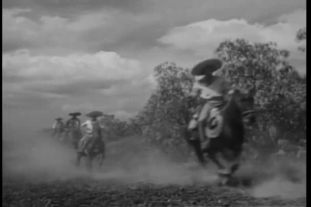 Bandidos Cavalo Galopando Estrada Terra — Vídeo de Stock