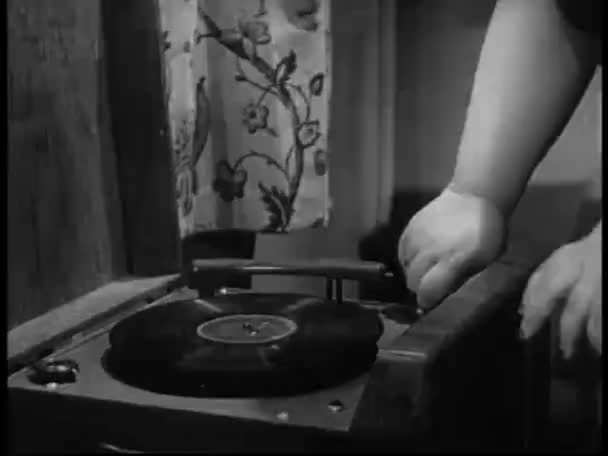 レコードプレーヤーでレコードをプレーする女性 1940年代 — ストック動画