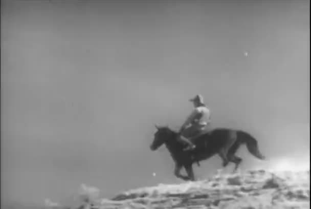 Ember Lövés Elesik Cliff 1930 Években — Stock videók
