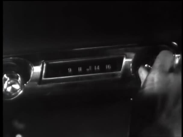 特写镜头的快速转动旋钮在车上的收音机 年代的女人 — 图库视频影像