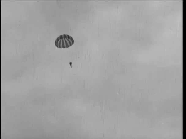 Wide Shot Van Persoon Parachutespringen Tegen Hemel — Stockvideo