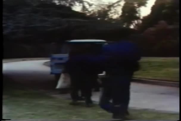 Dikiz Adamlar Kaçtıkları Arabanın Soygundan Sonra Yağma Ile Çalışan — Stok video