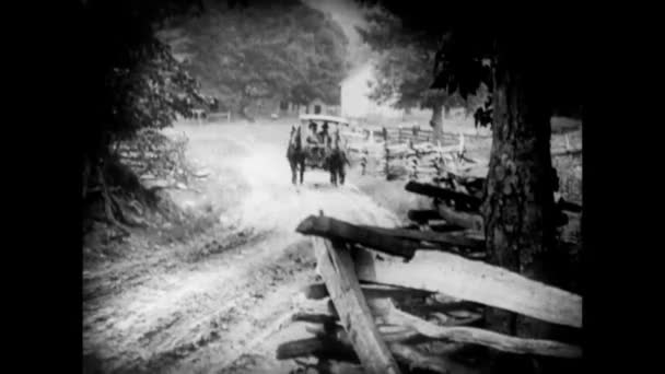 Široký Záběr Koni Košíku Cestoval Venkovské Silnici Roku 1920 — Stock video