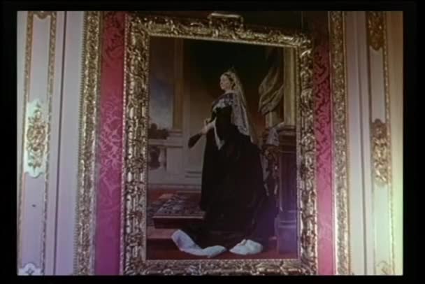 壁に金色のフレームでビクトリア女王のクローズ アップ絵 — ストック動画