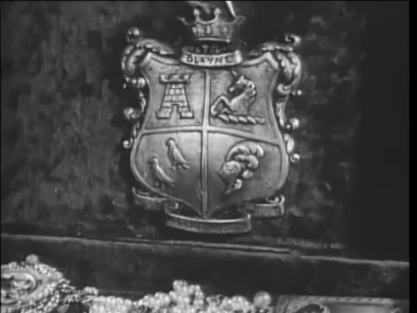 Wappen Auf Schatztruhe Voller Juwelen 1940Er Jahre — Stockvideo