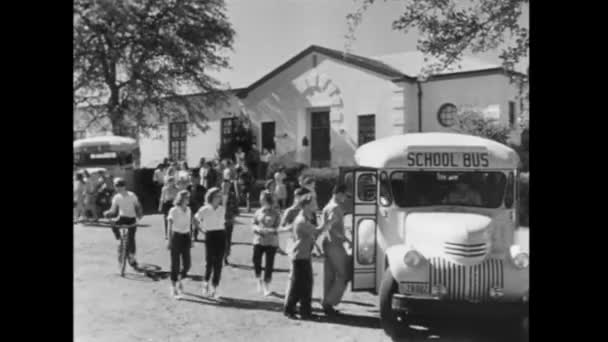 学生寄宿学校巴士 年代的宽镜头 — 图库视频影像