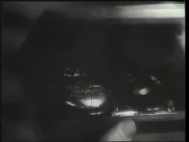 Κλείδωμα Πυροβολισμό Του Ανθρώπου Κρατώντας Κουτί Ρολόι Τσέπης — Αρχείο Βίντεο