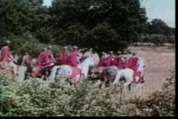 骑马的罗马士兵骑马穿过田野 — 图库视频影像