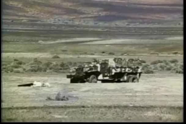 Jeep Militar Explodindo Deserto 1970 — Vídeo de Stock