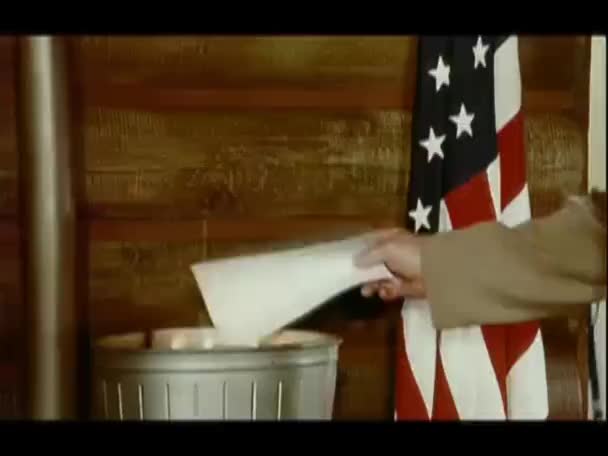 上世纪70年代美国国旗在垃圾堆中焚烧纸张的特写镜头 — 图库视频影像