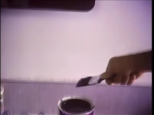 Человек Рисующий Над Зеркалом Ванной Краской 1980 Годы — стоковое видео