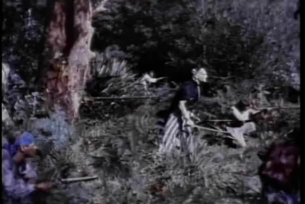 从侧面看海盗在森林里开枪 — 图库视频影像