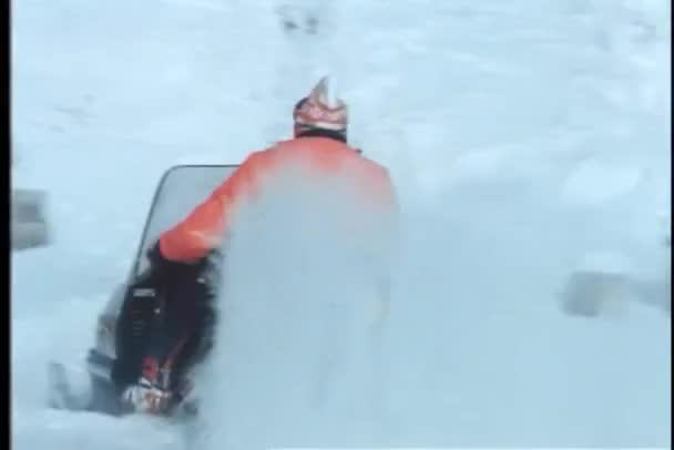 Πίσω Όψη Του Ανθρώπου Οδηγώντας Snowmobile Μέσα Από Χιόνι — Αρχείο Βίντεο