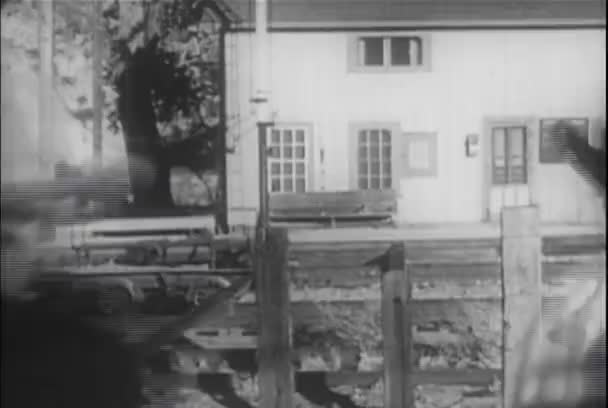 Turnstyle Átszelő Vasúti Síneket 1930 Években Két Férfi — Stock videók