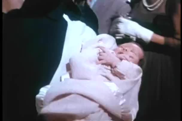 Rahibe Bir Bebek Adama Tören Sırasında Geçiyor — Stok video
