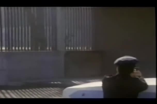 建物の周囲の警官の背面図 — ストック動画