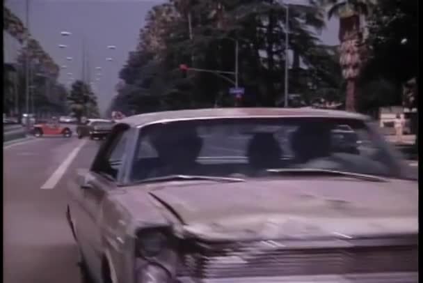 クラッシュで終わる車のチェイス — ストック動画