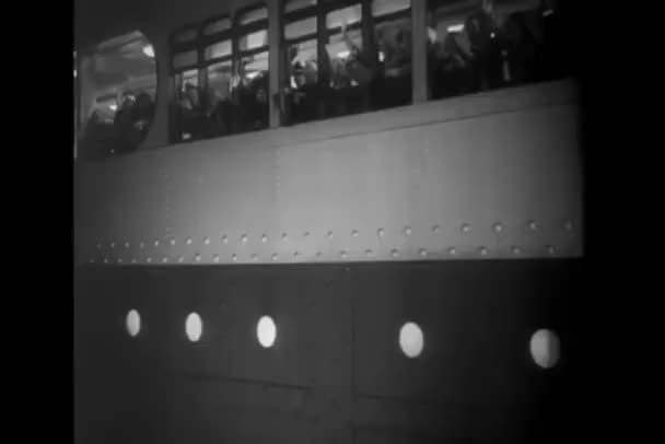 Passagiere Winken Vom Schiff Als Nachts Den Hafen Verlässt 1940Er — Stockvideo