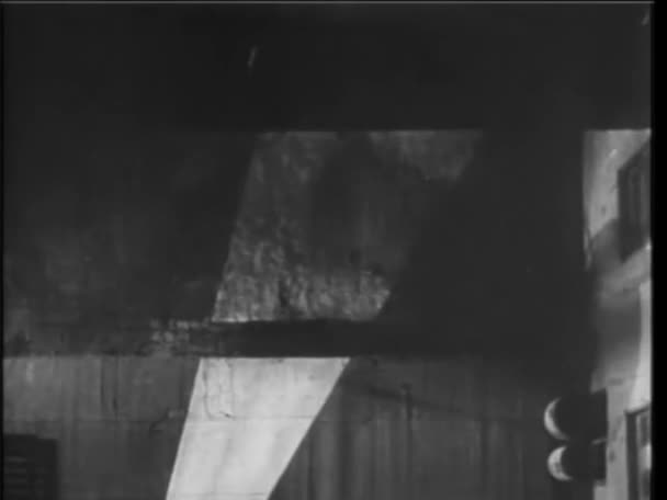 Vista Alto Ângulo Homem Caindo Para Morte 1930 — Vídeo de Stock